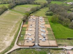 Outra vila é vítima de ‘apropriação de terras’ por viajantes: mais de uma dúzia de caravanas chegam ao interior de Surrey depois de transformar o campo em uma comunidade de 17 lotes no fim de semana de Páscoa