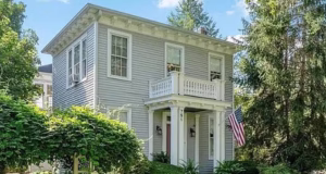 A esposa do CEO e instrutora de Pilates que dirige um Porsche comprou uma casa deslumbrante em 1878, tão histórica que é um marco designado… agora eles irritaram novos vizinhos com planos no estilo de Chip e Joanna Gaines para isso