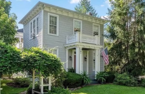 A esposa do CEO e instrutora de Pilates que dirige um Porsche comprou uma casa deslumbrante em 1878, tão histórica que é um marco designado… agora eles irritaram novos vizinhos com planos no estilo de Chip e Joanna Gaines para isso