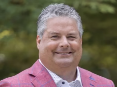 Prefeito de uma pequena cidade atormentado por escândalos entra em pânico quando um vídeo dele andando sem calças surge depois de filmar uma mulher que ele roubou na prefeitura enquanto sua esposa não estava lá