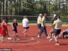 O jogo de softball infantil se torna viral depois que a mãe dá um soco no treinador e arranca seus cabelos em uma briga indisciplinada