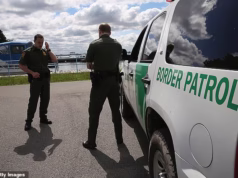 ‘Caminhantes’ britânicos tentam cruzar para os EUA através da remota floresta do Maine… até que policiais descobrem imagens contundentes da GoPro