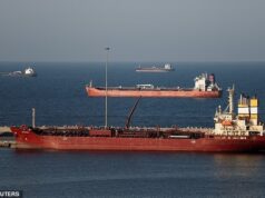 A tripulação de um petroleiro encalhado no Estreito de Ormuz sofre um colapso mental e recusa-se a desembarcar depois de seis semanas preso no golfo, apesar da sua abertura.