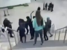 O momento em que um menino foi atacado com uma faca por um adolescente enquanto uma multidão de jovens violentos se revoltava em frente à John Lewis, em um shopping center de Liverpool.