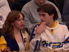 Fã de basquete é atropelada por uma amiga em um clipe hilário com reação brutal aos latidos dela