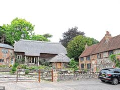 Russell Brand vendeu seu pub country por quase £ 1 milhão depois que os moradores locais bloquearam os planos de transformá-lo em um estúdio de gravação.