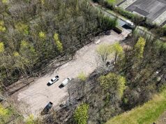 A cidade de Surrey se torna a última vítima de ‘apropriação de terras’ por turistas: local ‘ilegal’ aparece no meio de uma floresta enquanto gangue traz máquinas e derruba árvores no fim de semana de Páscoa