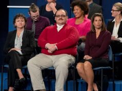 Ele roubou a cena no debate Trump-Clinton… Descubra agora o que realmente aconteceu com ‘Red Sweater Guy’ no boletim informativo gratuito DC Insider