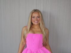 A líder de torcida do Kentucky, Laken Snelling, 22, se declarou inocente de matar seu bebê e esconder o corpo do bebê em um armário.