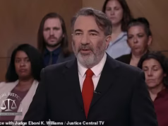 Pai conservador processa filho gay de 18 anos para que ele pague US$ 6 mil em terapia de conversão que ele ofereceu aos pais na tentativa de expulsá-los de casa