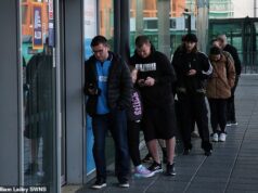 Saltadores de fila, mastigadores barulhentos e xícaras de chá esfriando… pesquisadores revelam coisas que os britânicos adoram odiar