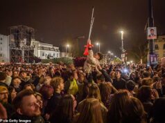 Milhares de manifestantes manifestam-se em conjunto pedindo a destituição do primeiro-ministro húngaro, Viktor Orbán, após 16 anos, enquanto lidera as sondagens eleitorais