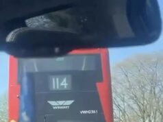 Os idiotas do surf de ônibus arriscam suas vidas agarrando-se à parte de trás do 114 para evitar pagar tarifas de £ 1,75
