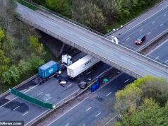 Dois adolescentes morreram depois que um microônibus caiu de uma ponte em uma rodovia durante o feriado da Páscoa, que fechou a rodovia.