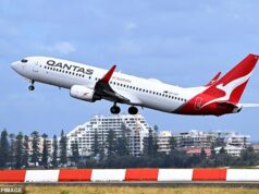 Um voo da Qantas com destino a Perth foi forçado a fazer um pouso dramático depois que passageiros e tripulantes notaram um cheiro estranho.