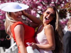 Os participantes das corridas exibem grande estilo enquanto se vestem antes do National em Aintree, o maior evento de corridas de cavalos do ano.