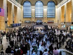 O caos irrompe no Grand Central Terminal de Nova York depois que a polícia atirou em um homem empunhando uma faca após esfaquear duas pessoas