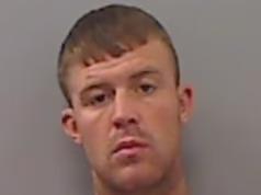 Ladrão tentando roubar agasalho é pego depois que a etiqueta de segurança da roupa roubada já estava usando um alarme de viagem