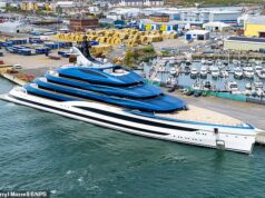 Um elegante super iate de £ 334 milhões navega na costa sul da Grã-Bretanha a caminho de um novo e secreto proprietário bilionário chinês