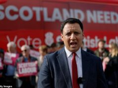 O líder trabalhista escocês Annas Sarwar diz que não existe “privilégio branco” para meninos da classe trabalhadora