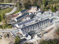 O ministro deu a entender que o tempo pode estar a esgotar-se para a empresa IPAS, que tirou milhões de euros dos contribuintes para gerir uma aldeia de refugiados ilegais numa área de grande beleza – no momento em que o município tomou a sua decisão mais ousada até agora.