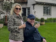 Eamonn Holmes, 66, foi flagrado sorrindo e rindo com a namorada Katie Alexander, 44, poucos dias antes de seu terrível derrame