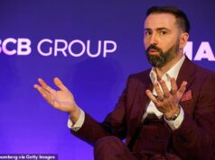 Pânico nos condados de origem depois que um rico chefe de criptografia foi preso sob a mira de uma faca em um assalto