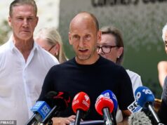 Um pai corajoso que provocou pânico durante um ataque de facadas em Bondi Junction, quando correu para sua esposa gravemente ferida, está entre os oito australianos reconhecidos por sua extraordinária bravura em situações de perigo de vida.