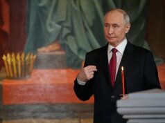 Momento em que Putin entra no culto do Domingo de Páscoa em Moscou – enquanto o pai de Elon Musk observa – depois de “quebrar o cessar-fogo declarado pelo Kremlin”