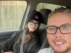 Um pai choroso conta o momento em que encontrou sua filha, de 19 anos, morta em casa ‘depois que o cachorro da família a atacou’