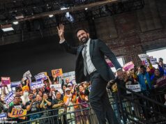 O prefeito de Nova York diz que está aumentando os impostos e reduzindo o número de policiais para combater o racismo, enquanto elogia suas orgulhosas vitórias socialistas desde que assumiu o cargo