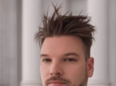 Um democrata que quer ser o próximo governador da Flórida foi preso após supostamente agredir dois idosos com uma bengala e um telefone.