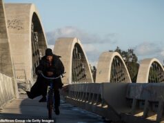 O prefeito de Walk LA explodiu a ponte de mais de US$ 588 milhões que foi inaugurada há apenas quatro anos, roubando todas as suas luzes, forçando os moradores locais a atravessá-la na escuridão total.