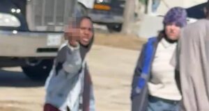 Os muçulmanos alegam racismo por rebocarem os seus carros para estacionarem ilegalmente fora da mesquita principal. tempo de serviço