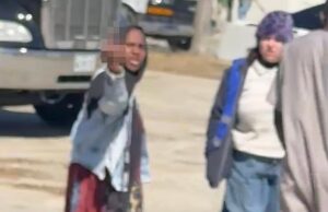 Os muçulmanos alegam racismo por rebocarem os seus carros para estacionarem ilegalmente fora da mesquita principal. tempo de serviço