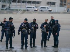 A polícia francesa está de volta enquanto pequenos barcos transportam migrantes das praias de Dunquerque para a Grã-Bretanha