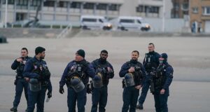 A polícia francesa está de volta enquanto pequenos barcos transportam migrantes das praias de Dunquerque para a Grã-Bretanha