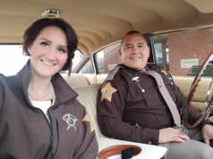 O xerife se encontra atrás das grades depois que sua esposa, que praticava parapente e cavalga, recebeu mais de US $ 200 mil em cheques de invalidez