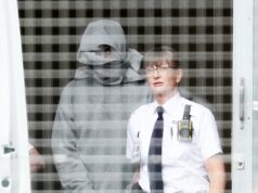 Requerente de asilo acusado de estuprar uma mulher na praia de Brighton disse ao tribunal que foi ameaçado por policiais “que foram à sua cela no meio da noite”