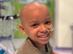 Menino alegre de 8 anos dança e dá cambalhotas fora do hospital após terminar o tratamento contra o câncer