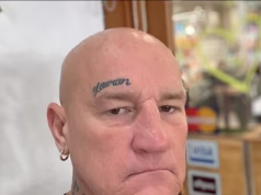 Dois supostos assassinos estão enfrentando acusações depois de matar um homem do submundo a tiros em um café de Melbourne na manhã de sábado e fugir pela fronteira em um Audi com motorista.