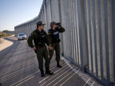 Os migrantes são recrutados pela polícia grega para impedir que outros migrantes entrem no país – e violam mulheres, roubam objectos de valor e recorrem a violência extrema.