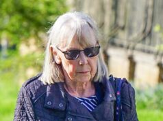 Mulher, 75 anos, comparece ao tribunal acusada de envenenar vizinho com formigueiro em uma briga em uma garagem compartilhada