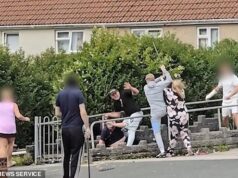 O momento em que a família, armada com tábuas cravejadas de pregos e postes de metal, enfrenta vizinhos por acusações de tráfico de drogas