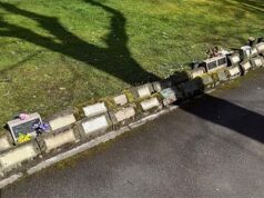 Foi lançada uma caçada aos ladrões “nojentos” que roubaram centenas de placas memoriais dos jardins do crematório