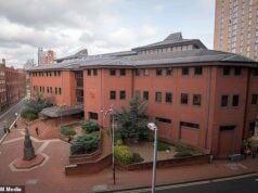 Requerente de asilo nega ter abusado sexualmente de menina de 16 anos durante viagem de ônibus a Londres