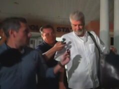 Um marido cuja esposa desapareceu de um barco nas Bahamas ainda é considerado suspeito e poderá ser devolvido à ilha paradisíaca posteriormente, disse a polícia.