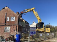 Escavadeiras demolem três casas na vila de Norfolk, atingida pela erosão: propriedade no topo de um penhasco – incluindo a casa da aposentada ‘Granny Canute’ – tombada antes de desabar no mar