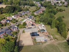 Uma encosta ondulada de Yorkshire está sendo transformada em uma propriedade de blocos de ar, já que os planos para construir 3.500 casas em terras agrícolas não cultivadas provocaram indignação.