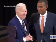 Momento emocionante que Joe Biden chama o homem negro de ‘Barack’… mas há uma reviravolta